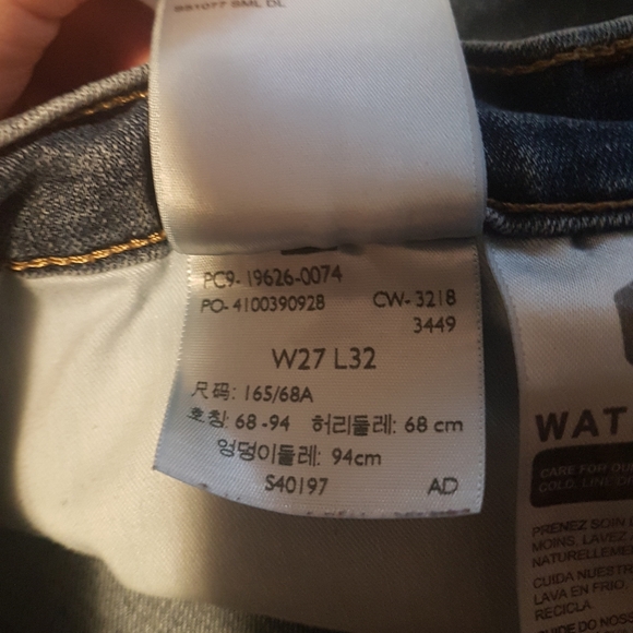 Dark Wash Levi's Jeans - Picture 3 of 4